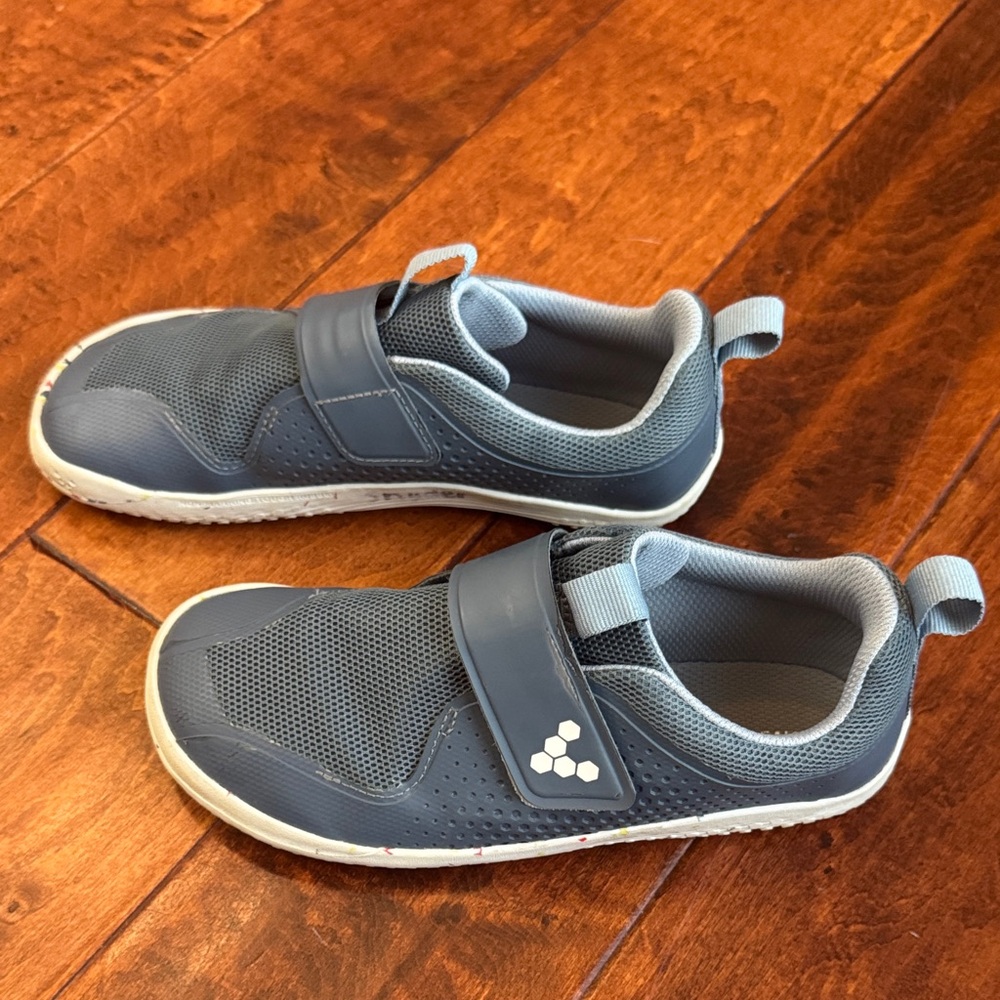 Vivo Barefoot Kids Black Sneakers with Velcro size 34 or little boys size 3